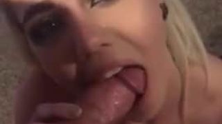 Stoute blonde teef die vies praat en pik zuigt