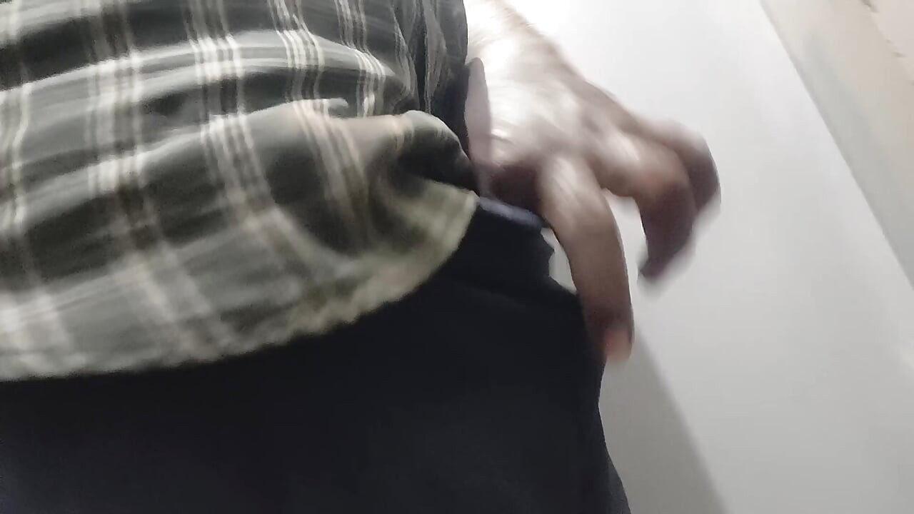 rapaz tamil a mostrar o pau no elevador