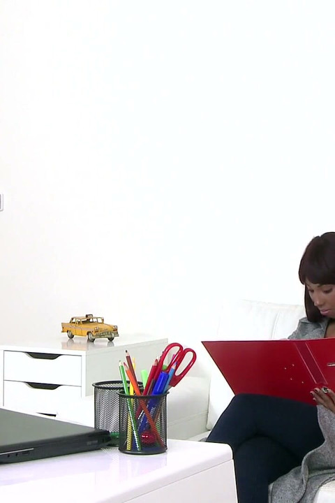 Fake Agent - büyük memeli zenci Sade Rose amatör iş fantezisi bakış açısıyla sakso çekiyor ve james ile ters kovboy kız dölleme