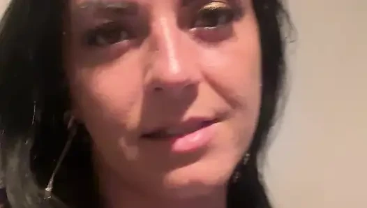 Yumuşak mavi elbise, sütyen yok - ışıkta doğal azdırma
