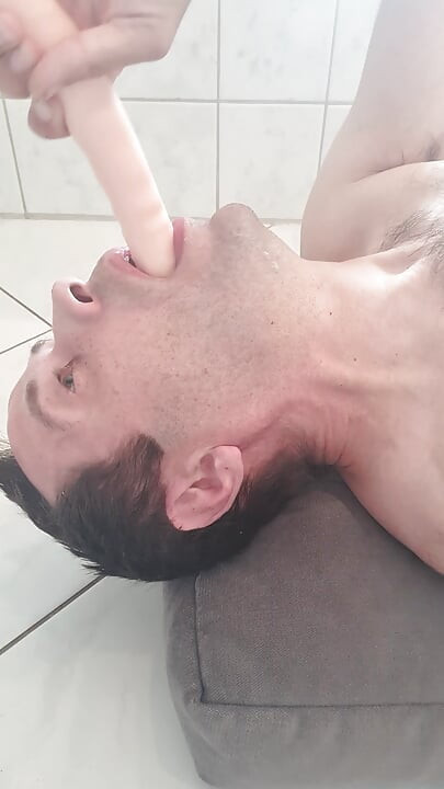 Eu como minha própria garganta