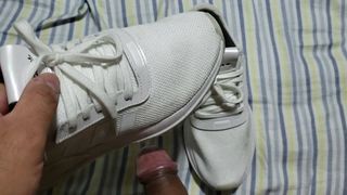 Profiter des sneakets d&#39;Adidas de sa femme