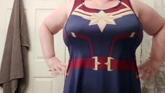 Acariciando mis curvas con mi nuevo vestido de capitán marvel!