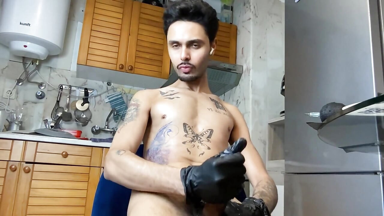 I Went to Get a Tattoo, Got a Hard Cock and Jerked off Until I Came