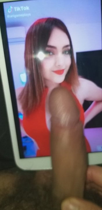 Frotando mi verga en arigameplays 2