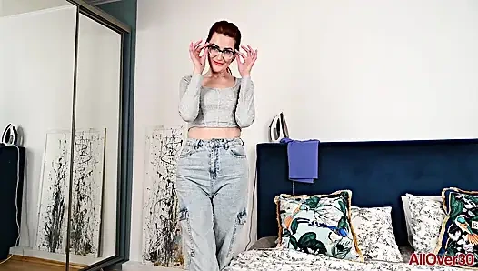 Ibu rumah tangga panas masturbasi dengan penuh gairah lagi alih-alih membersihkan rumah