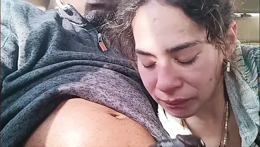 Рискованно общественное обслуживание на автомобиле - уличную шлюху жестко трахнули в горло