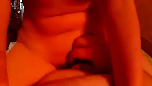 Wäscheklammer auf der Klitoris