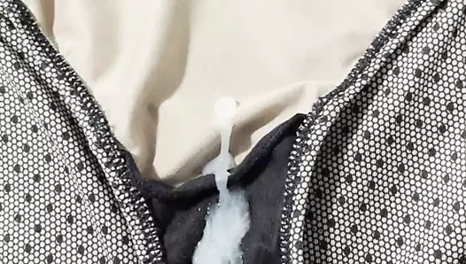 Éjacule dans sa culotte sale
