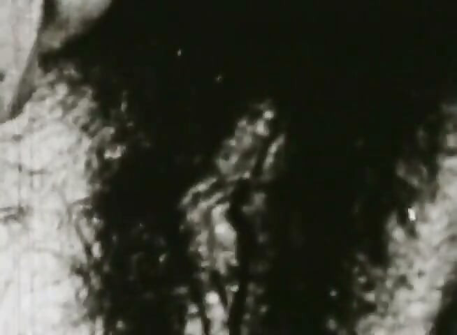Gostosa Vintage de Cabelo Curto Aproveita Oral com Seu Amante