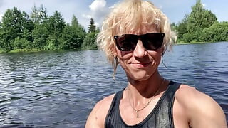 La ragazza trans alexa Cosmic nuota e gioca nel lago indossando un top nero corto e blu
