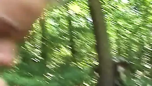 Geiler hengst und versaute brünette haben hardcore-ficksession im freien