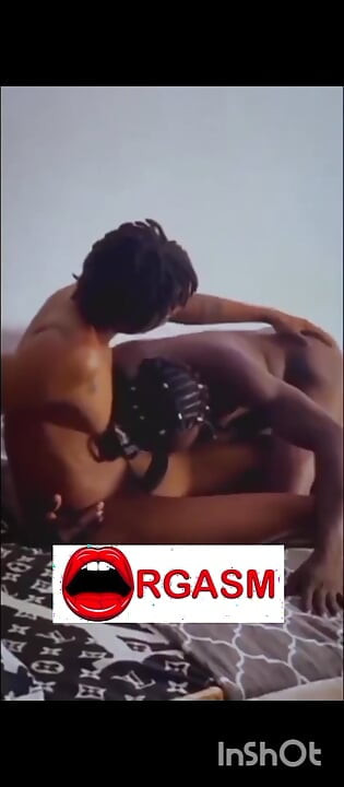 Pušenje bradavica mog dečka dok me jebao
