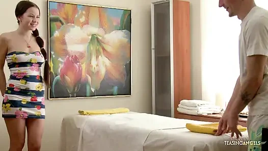 Çarpıcı esmer genç kız masaj masasında sikişirken klitorisini ovuyor