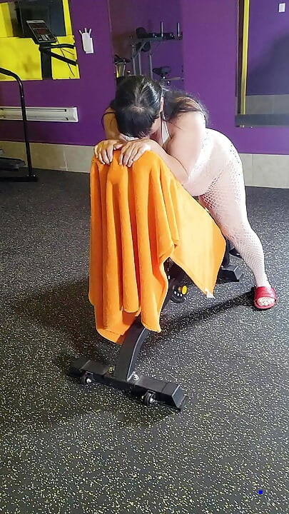 Ella fue atrapada montando polla en el gimnasio