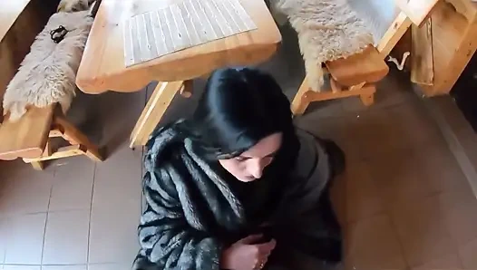 Elegante mit pelz überzogene schlampe wird auf einem Holztisch gefickt und zweimal mit sperma bedeckt