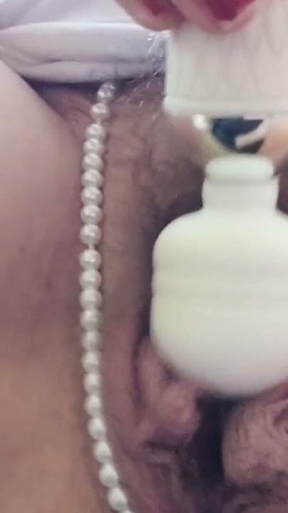 munichgold sola en casa .. coño con labios largos ... estoy cachonda y me masturbo en la ventana con mi tanga de perlas | Clip 1