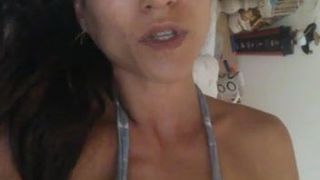 Ex -vriendin Tatiana poesje en borst flitsen sekstape