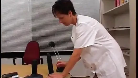 Olgun hemşire iki doktor tarafından sikilirken çorap giyiyor