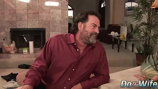 Gavat azgın karısı Zoey Holloway'ın yarağa binişini izliyor