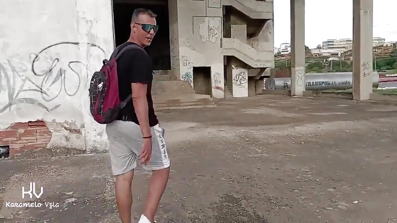 Perversul îmi arată penisul în public și nu am putut rezista să-l încerc într-o clădire abandonată