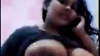 Индийская толстушка с большими сиськами играет с сиськами во время видео-звонка