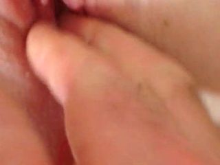 Fingerade och klitoris surrande till orgasm