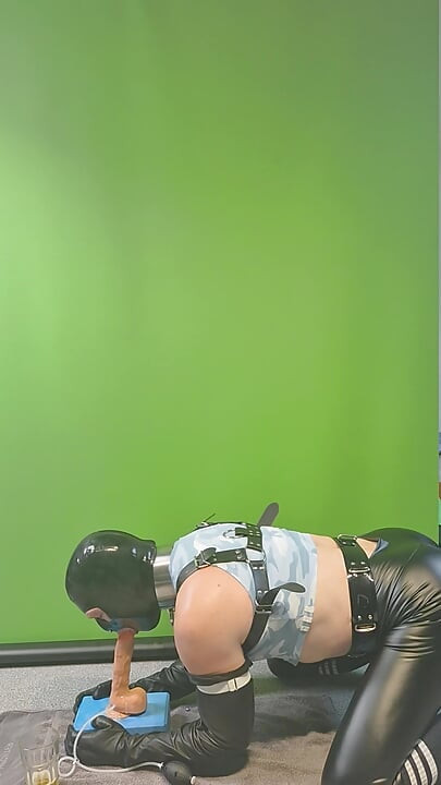 Dương vật giả đút sâu vào họng và đi tiểu qua dương vật giả