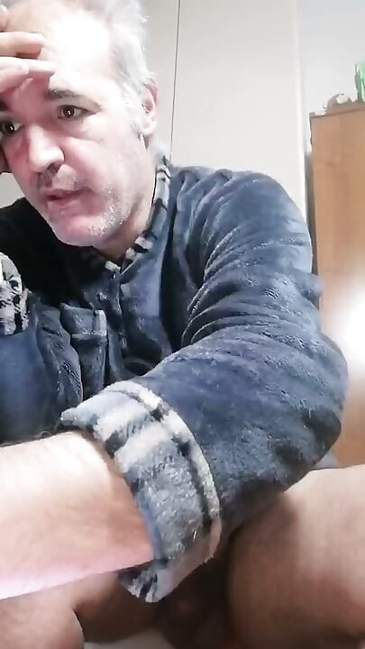 Você tem que lamber bem meu pau duro!