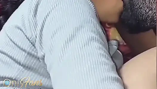 Hintli romantik ırklararası çift edepsizce konuşuyor ve seks yapıyor