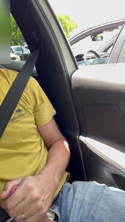 BeENJoY - Hun ser på meg når hun setter seg inn i bilen sin. Hun kikket flere ganger før hun forlot parkeringsplassen | Klipp 2