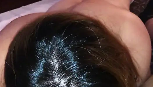 Heiße MILf lutscht schwanz wie eine hure ganz nach unten in ihren hals