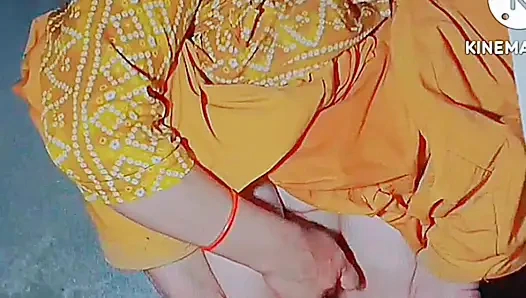 Bağımlı evli kadın ıslak deliklerini okşuyorken onu ve yorucu bir mastürbasyon sahnesinde gösteriyor, hepsi değerli bir solo