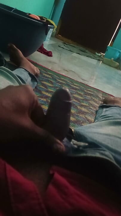 Chłopak z hostelu ogląda porno