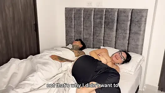 Üvey anne ve üvey oğlu bir otel odasını paylaşıyor ve her şey kontrolden çıkıyor