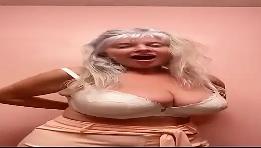 Lass uns sich bereit fürs bett machen, ich dachte, wir könnten kuscheln oder vielleicht etwas mehr .. Was denkst du? Dm mich ..