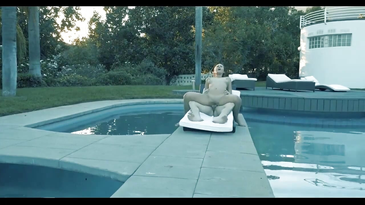 Gagici lesbiene cu păr negru lingând pizda dragostei lesbiene în dormitor