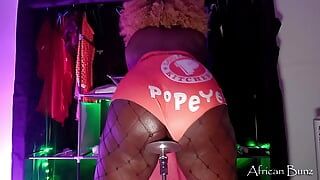 La caissière de Popeye transforme la star du porno - une salope noire chevauche une machine à baiser