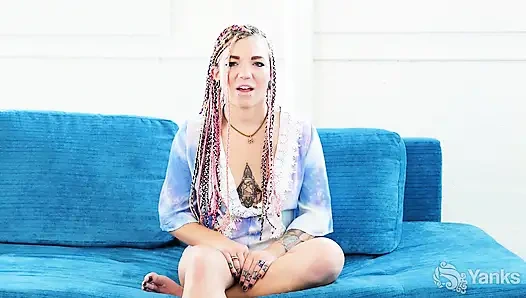 Pixie Lehaj намаывает маслом свою киску