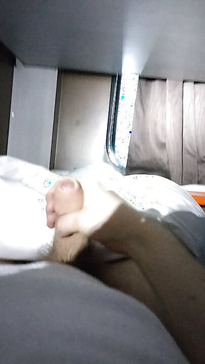 Masturbasi di dalam kereta.