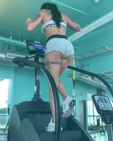 Shanna Kress montre son gros cul au sport