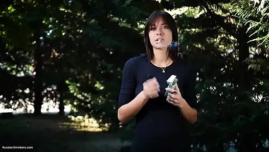 Si cantik rusia yang manis merokok di alam terbuka