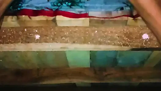 Sister-in-law's bad fucking and spreading both her legs, put the whole penis and took out the piss from the pussy.