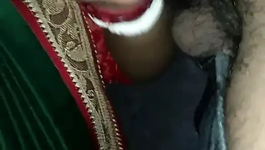 Жена дези сосет со сливками в рот
