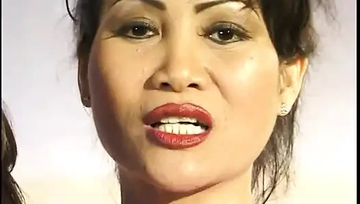 Группа шлюховатых азиатских крошок приходит в шлюху, чтобы поработать