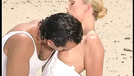Ausgezeichnete blonde dame in weiß bekommt schwanz in ihr enges arschloch