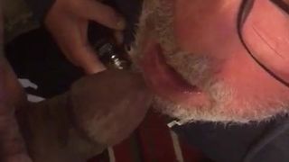 Papà beve piscio di cucciolo peloso