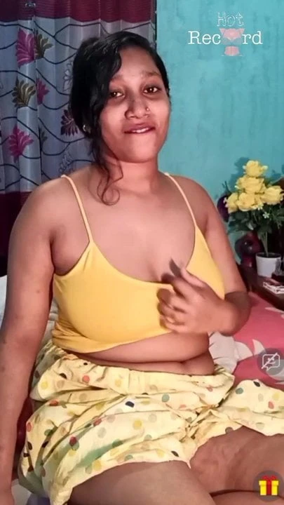 Desi busty Bengali girl shows all