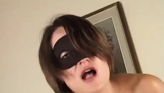 Tante seksi dengan masker lagi asik nyepong dan ngentot kontol besar di sofa