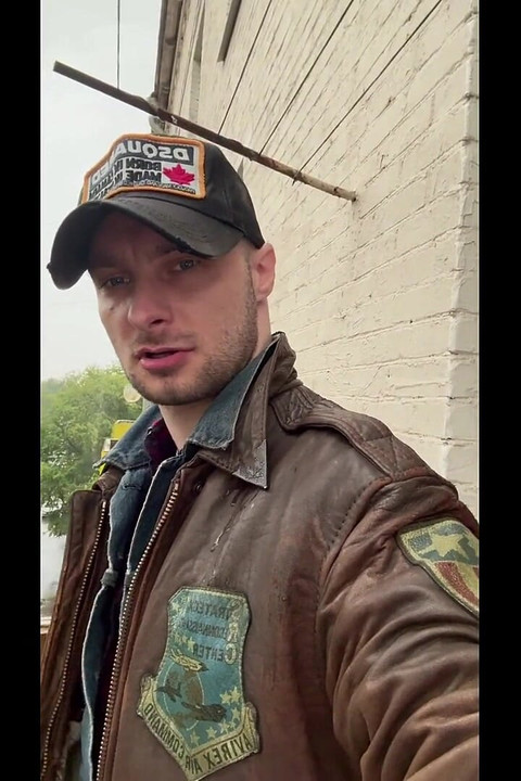 Kinkysirius Enjoy Rain Shower in Brown Vintage Leather Bomber and Levis Jeans Outfit